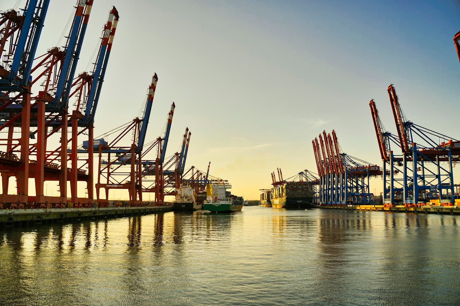 Contenedores en un puerto latinoamericano al atardecer, listos para embarcar