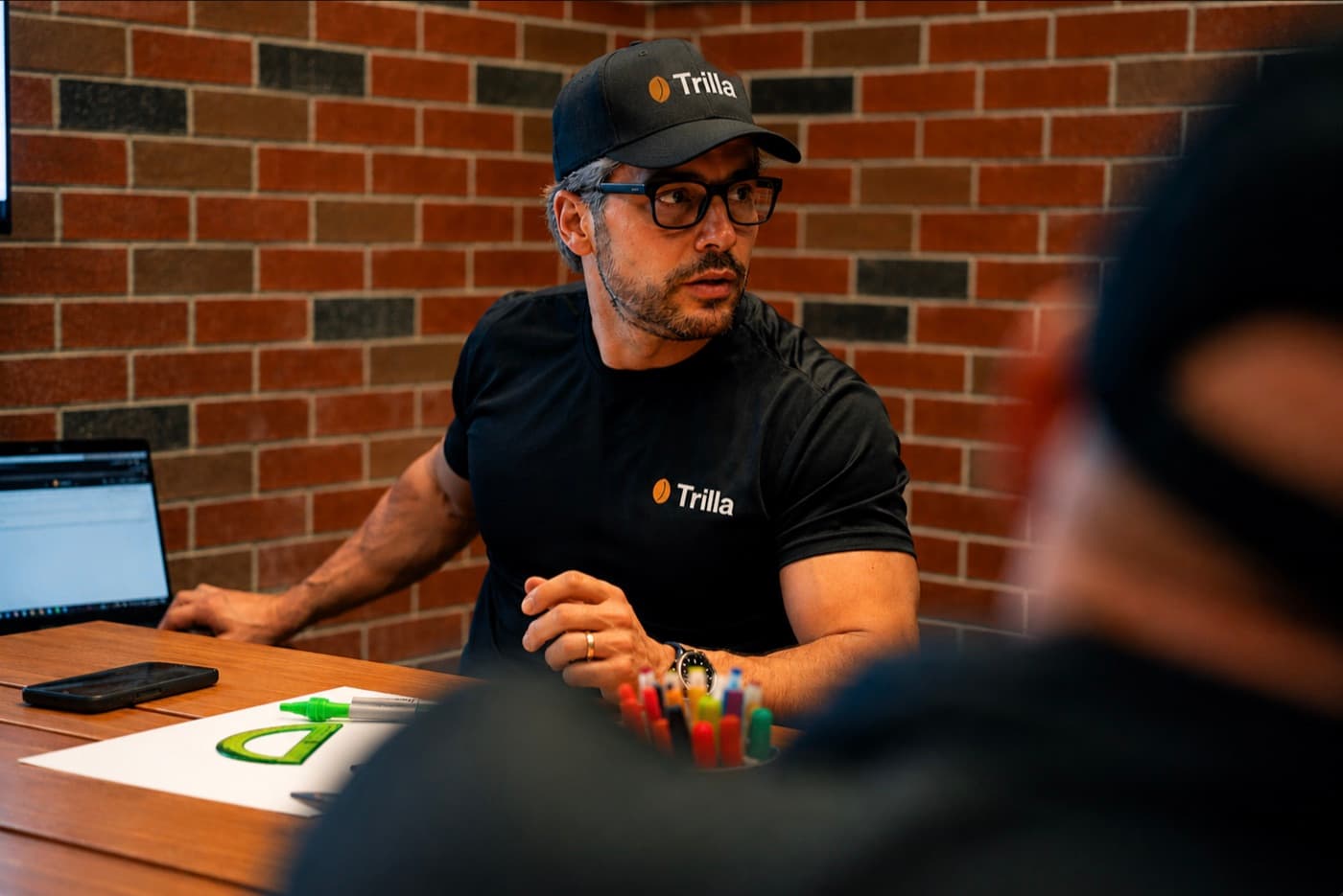 Integrante del equipo de Trilla en una reunión de trabajo