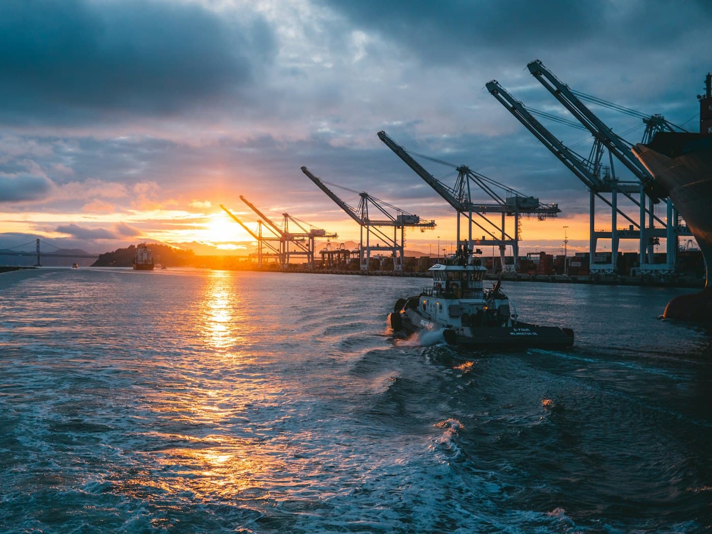 Exportador de alimentos en el puerto al amanecer, listo para cobrar su embarque con Trilla