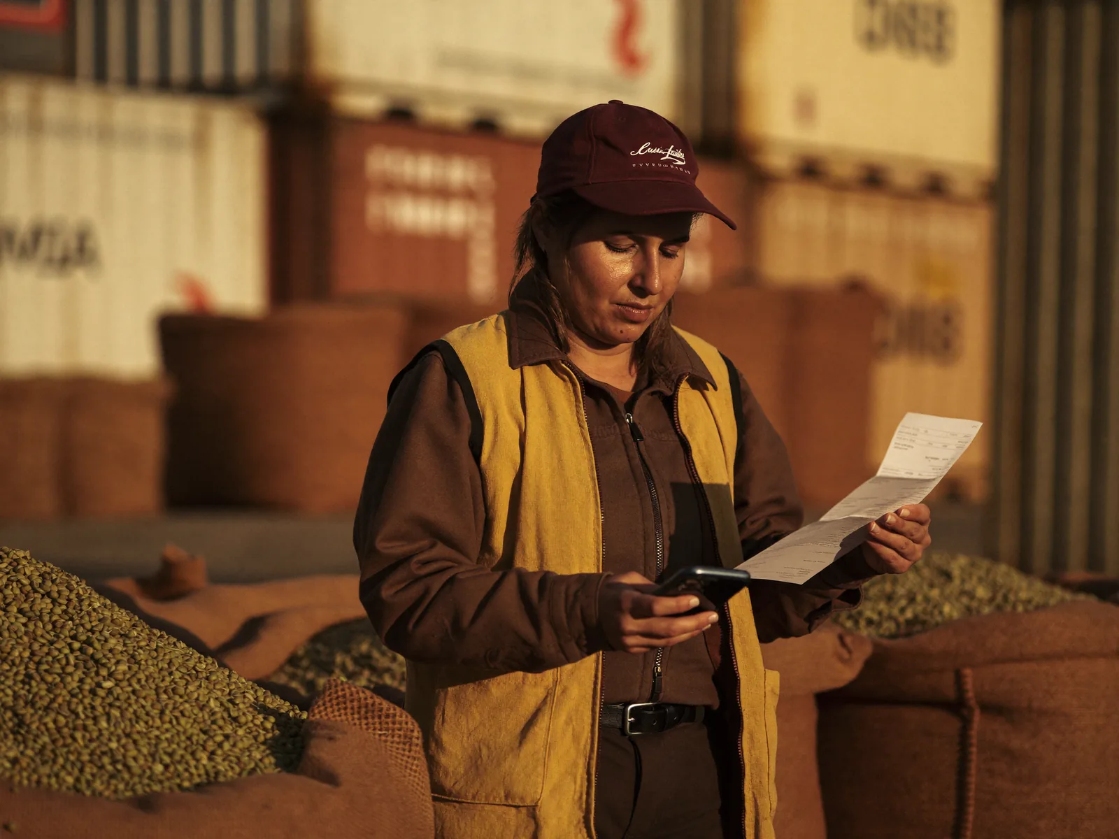 El exportador decide cobrar en dólares o en moneda local según lo que encaja con su operación